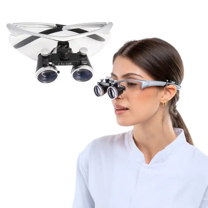 Lupa X1 con Lentes de Aumento 3,5x o 2,5x usado por odontólogo en clínica